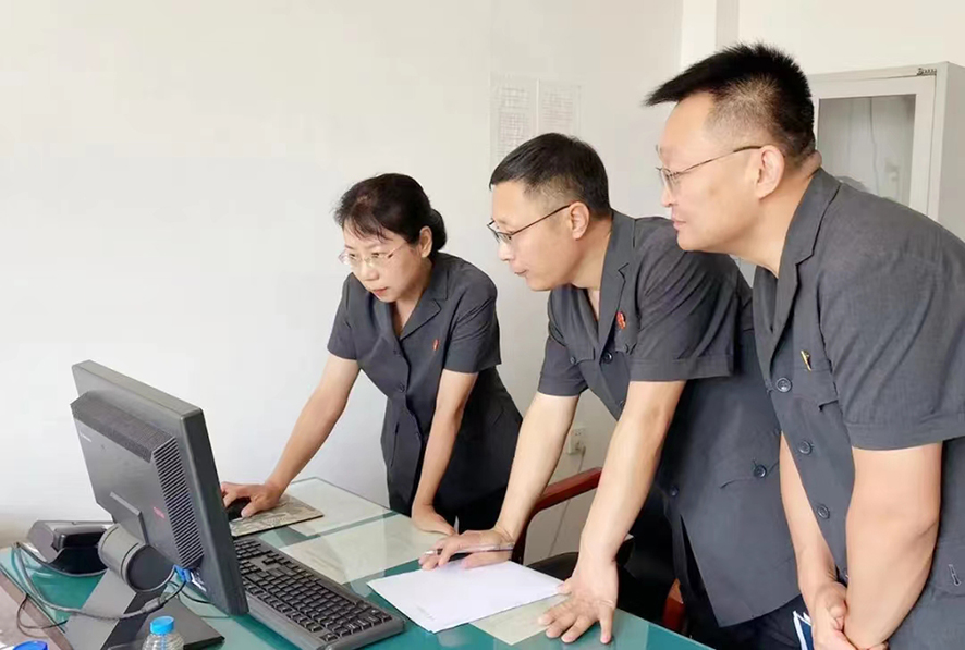 沈陽中院副院長陳青在法庫縣法院兩家法庭現(xiàn)場指導審判質效工作