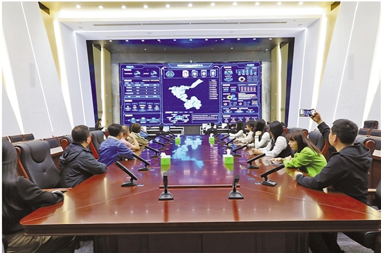 采訪團參觀紹興市柯橋區(qū)行政執(zhí)法指揮中心。