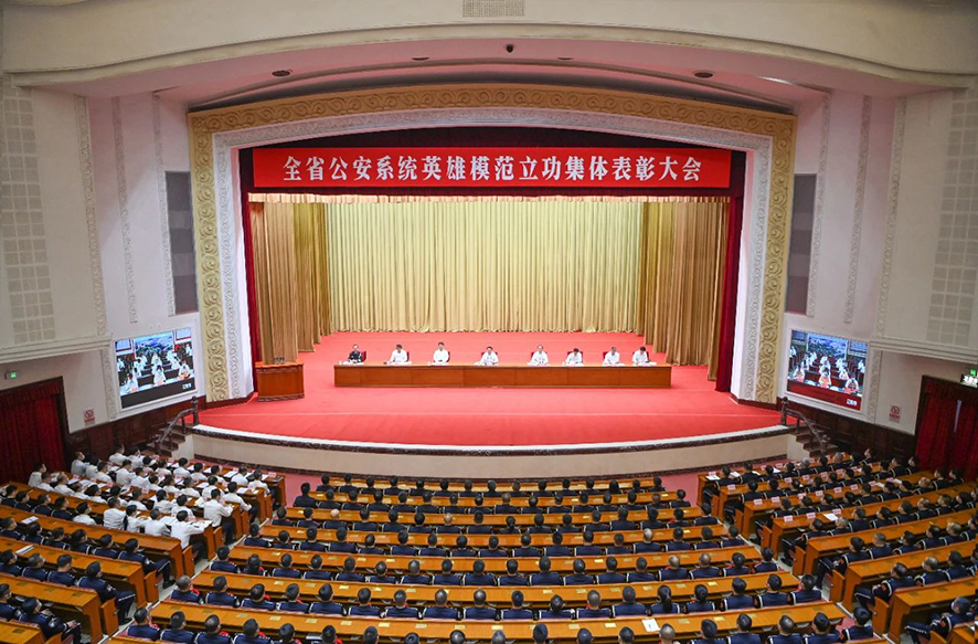 5月30日，全省公安系統(tǒng)英雄模范立功集體表彰大會在沈陽召開。