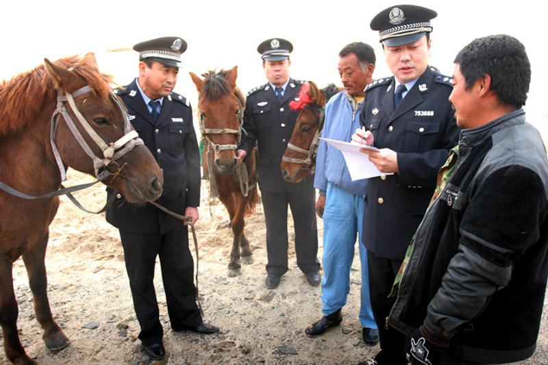 2009年10月，所長張展（右二）在出警現(xiàn)場。