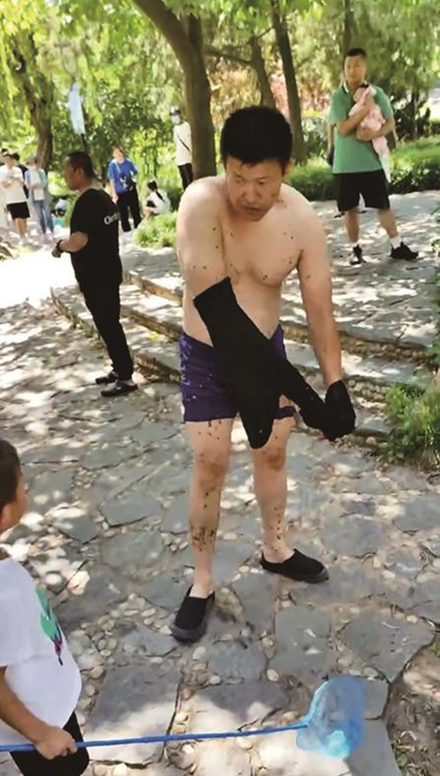男子將大娘救出后，沒(méi)留下姓名就離開(kāi)了。