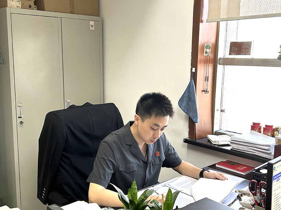 沈陽(yáng)市大東區(qū)人民法院 審判管理辦公室負(fù)責(zé)人、法官 鑒銘宇