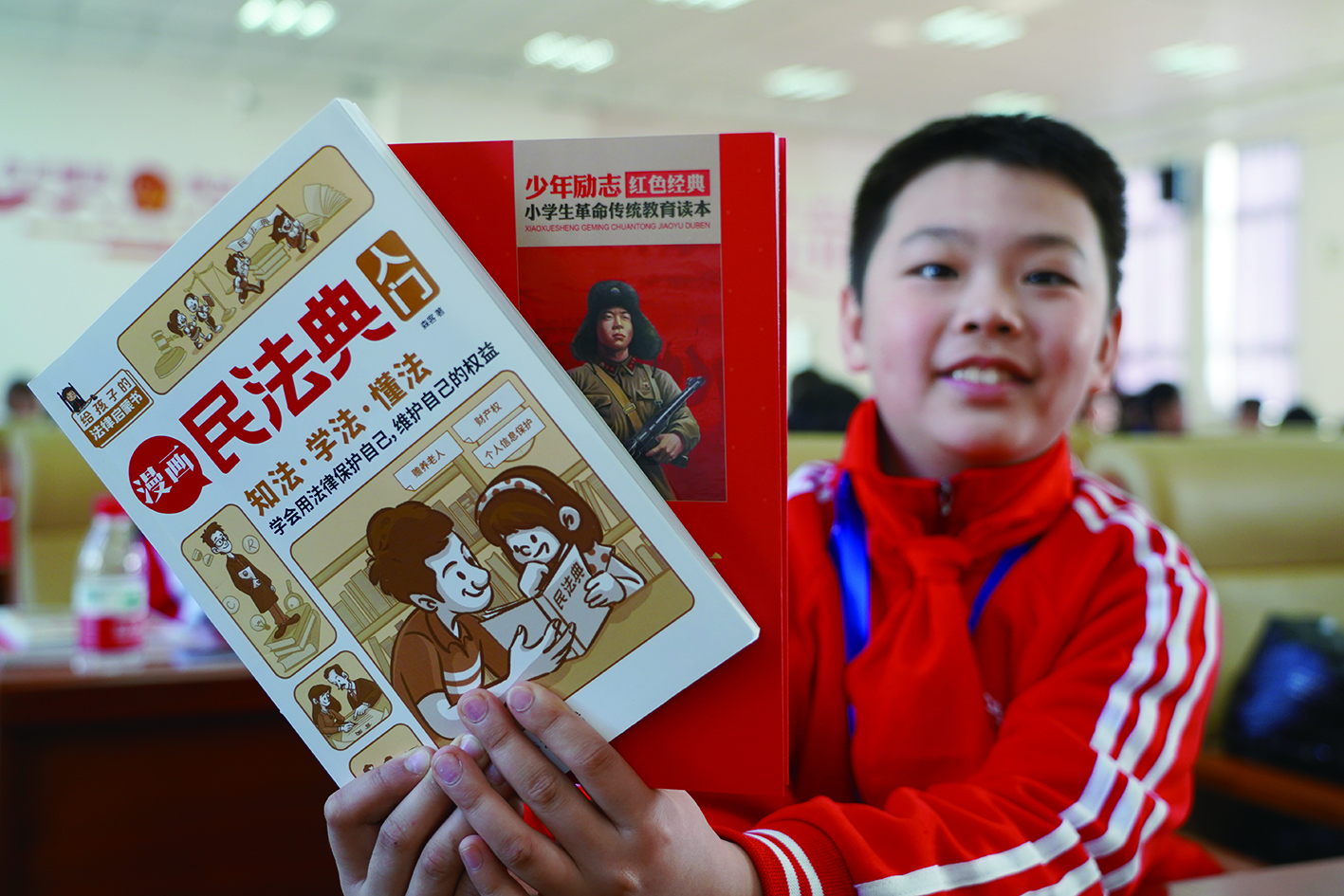 現(xiàn)場的工作人員向所有參加活動的同學(xué)們送上了精心準(zhǔn)備的《雷鋒的故事》與《漫畫版民法典》書籍