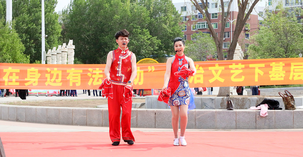 開(kāi)原市藝術(shù)團(tuán)帶來(lái)法治文藝下基層演出活動(dòng)2