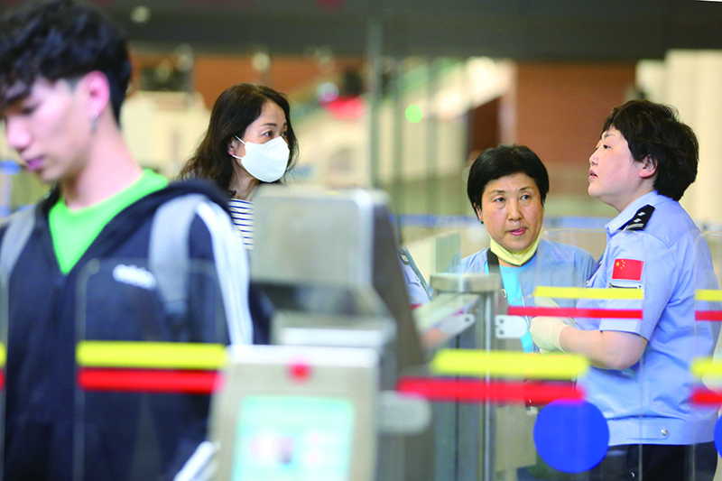 民警正在協(xié)助旅客進(jìn)行自助通關(guān)。