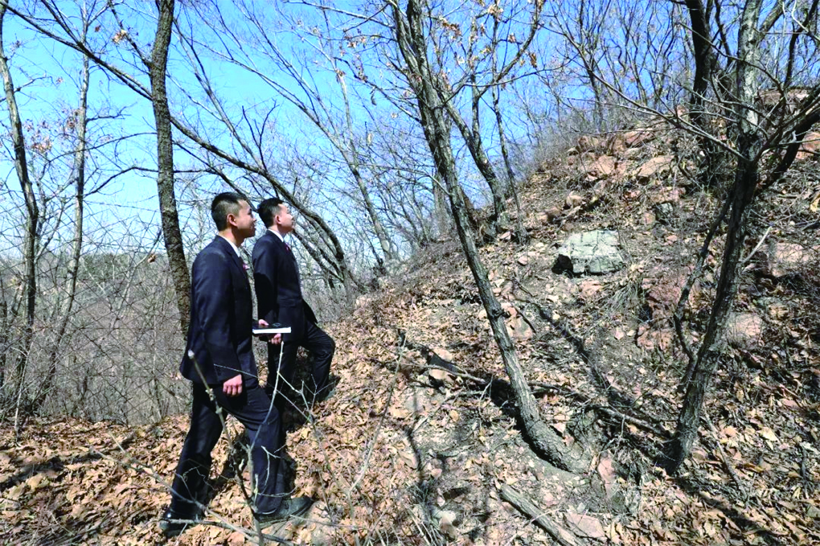 檢察官在長(zhǎng)城烽火臺(tái)遺址附近勘察取證。李奇峰 攝