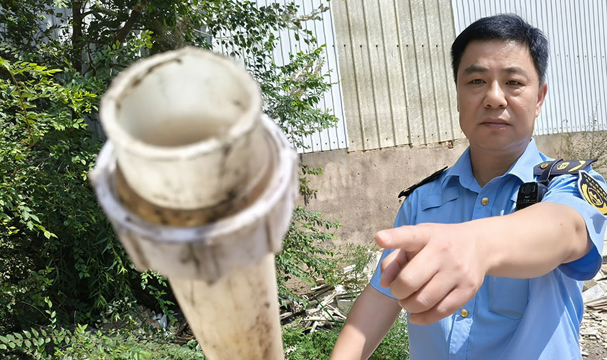 執(zhí)法人員收繳的200余米長的排污水管。