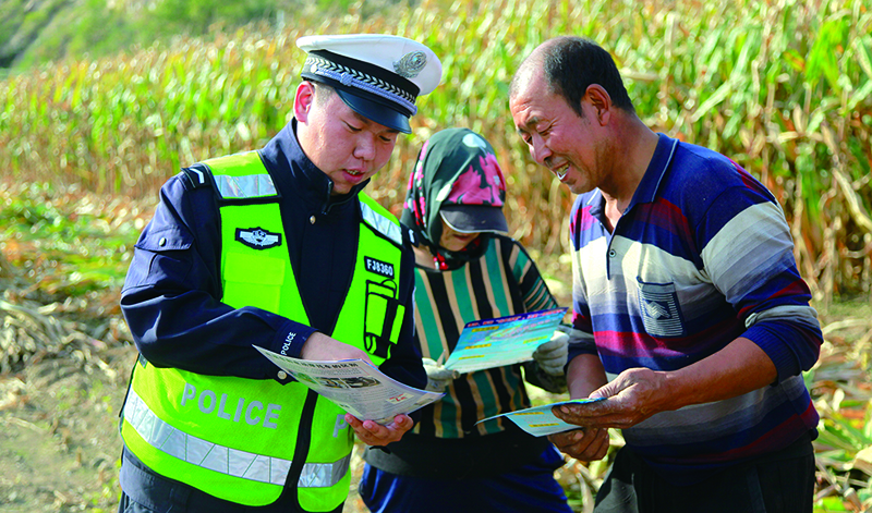 10 月 6 日，鐵嶺市公安局交警支隊(duì)民警深入田間地頭，以 “嘮家常” 及發(fā)放傳單資料的方式宣傳交通安全，引導(dǎo)農(nóng)民群眾養(yǎng)成文明出行、安全出行的習(xí)慣。