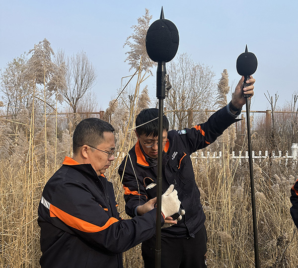 技術(shù)人員用多功能聲級計監(jiān)測設(shè)備采集聲音