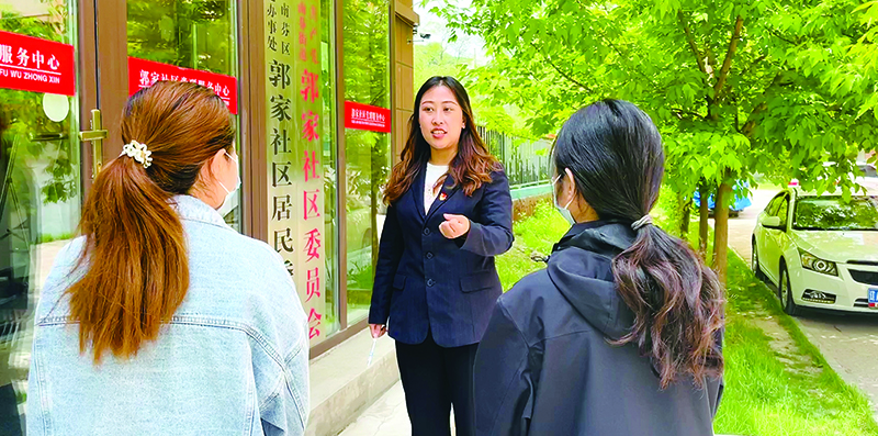 李媛（中）給社區(qū)居民普法。