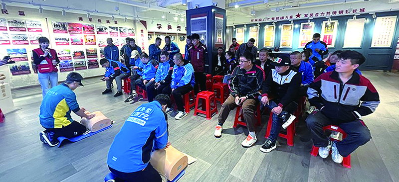 丹東市“江城小哥學(xué)堂”為快遞員、外賣小哥講解演示心肺復(fù)蘇術(shù)