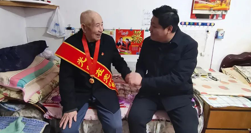 二題圖，看望老黨員