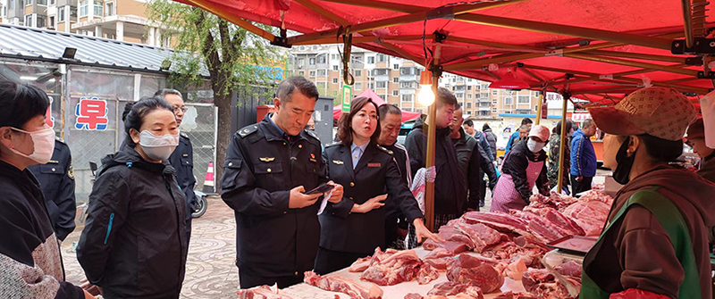 阜新：圖為執(zhí)法人員對(duì)菜市場(chǎng)一肉類產(chǎn)品進(jìn)行專項(xiàng)檢查。