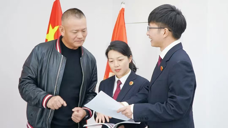 頭題主稿配圖，檢察官向企業(yè)經(jīng)營(yíng)者進(jìn)行法律宣講