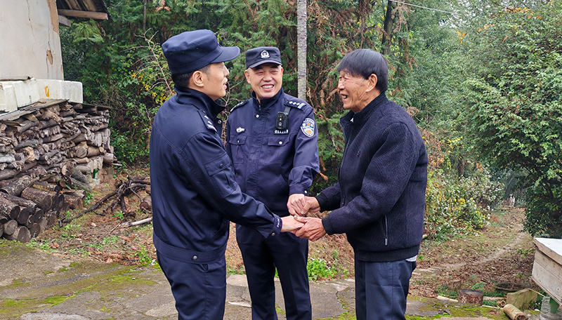 安志（左一）和楊益慰問轄區(qū)孤寡老人。