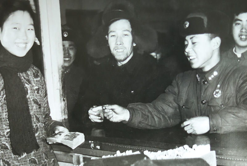 1950年，在梁金英（左一）的見證下，雷鋒（右二）向和平公社捐款100元現(xiàn)金