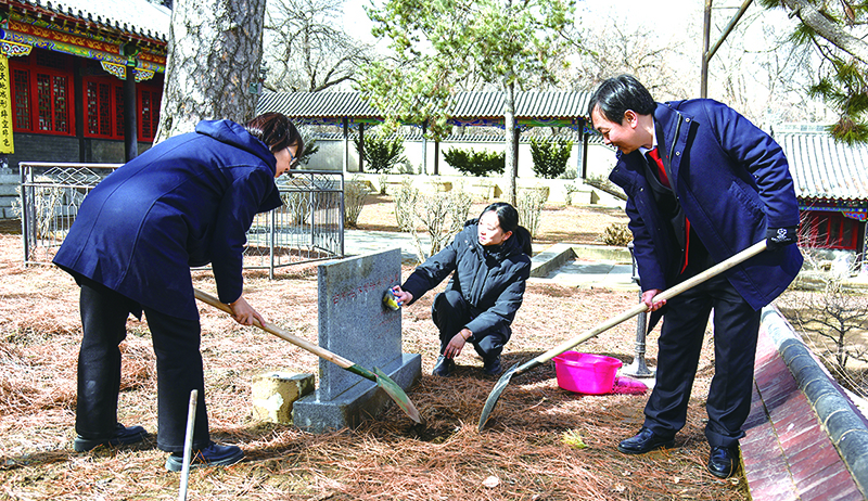 庭長(zhǎng)賈宏斌（右一）、副庭長(zhǎng)史致鶴（左一）、法官助理李元旬為古樹填土澆水