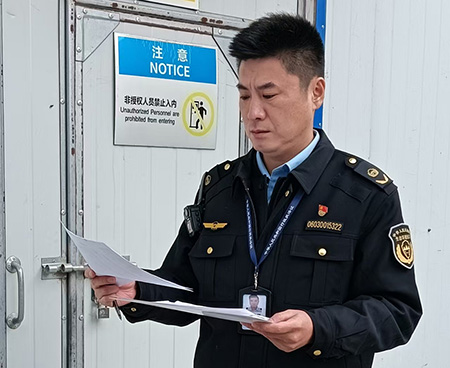周瑞軒在涉及危險廢物產(chǎn)生企業(yè)現(xiàn)場檢查。