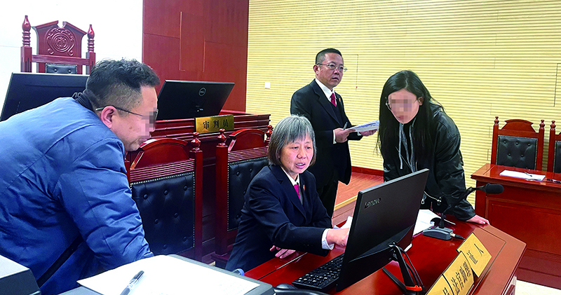 頭題片（左右打碼）民二庭庭長王冬梅（左二）與執(zhí)行局長許培民（右二)共同開展案件調解工作