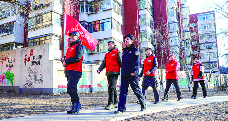 5-社區(qū)民警與志愿者深入轄區(qū)走訪，織密治安防范網(wǎng)絡(luò)。
