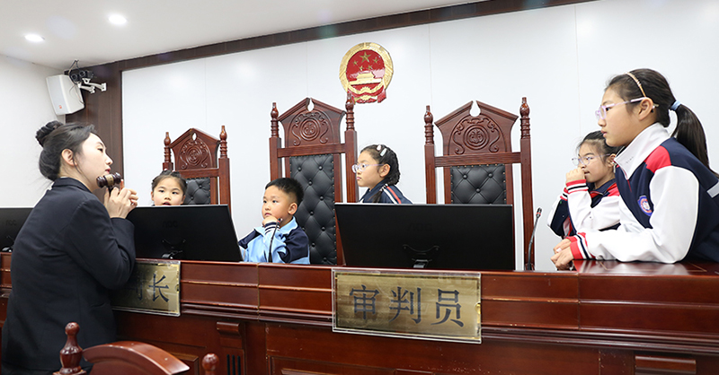 遼河人民法院開展法院開放日活動，圖為干警講解法槌的含義  攝影：王?，? style=