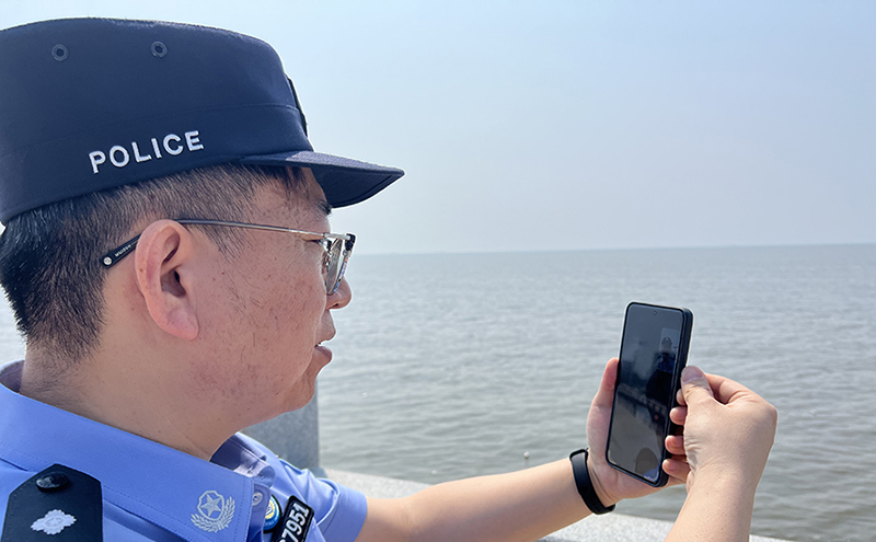 “閉上眼睛聽，這就是大海的心跳聲。”