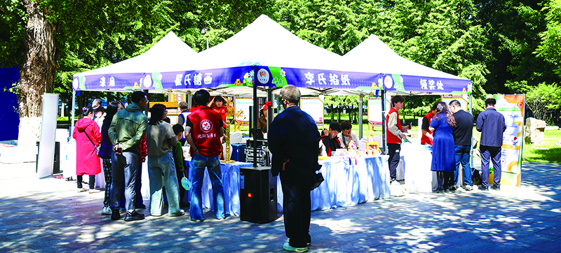 在沈陽市法治公益游園會現(xiàn)場，市民積極參與活動