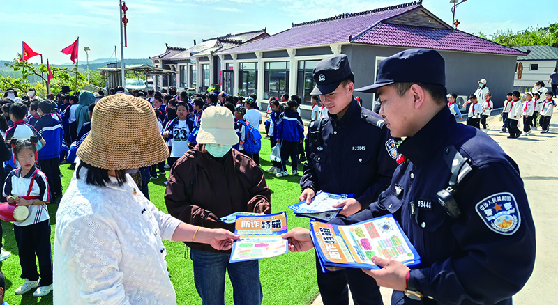二題圖，民警在校園普法