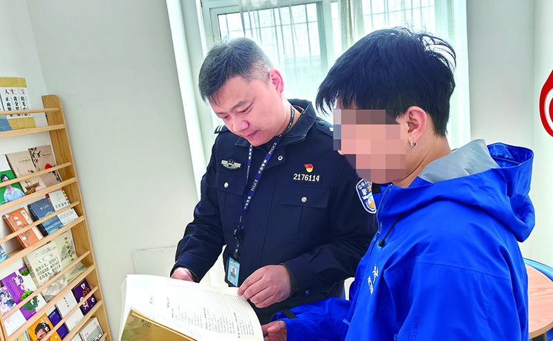 通過圖書賞析的形式對自愿戒毒人員開展文化教育，增強戒治信心。（當(dāng)面人打碼）