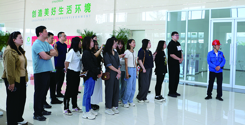 葫蘆島市生態(tài)環(huán)境局組織葫蘆島市委黨校第十八期非黨中青班的學(xué)員，走進環(huán)保有限公司，近距離了解企業(yè)環(huán)保工作運行機制。
