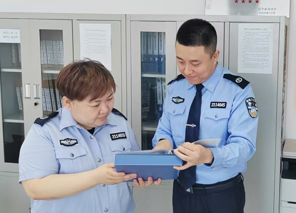 頭題圖，沈河區(qū)司法局北站司法所工作人員落實安置幫教對象一人一檔工作。本報記者孟浩 攝